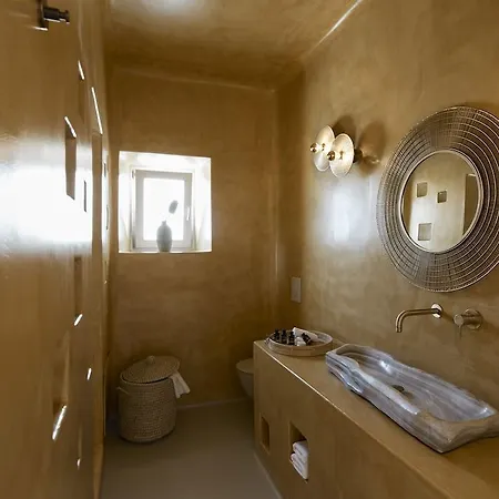 North Santorini - A Luxury Pírgosz